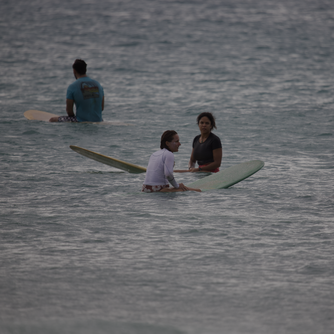 Groupe de longboardeurs à l'eau